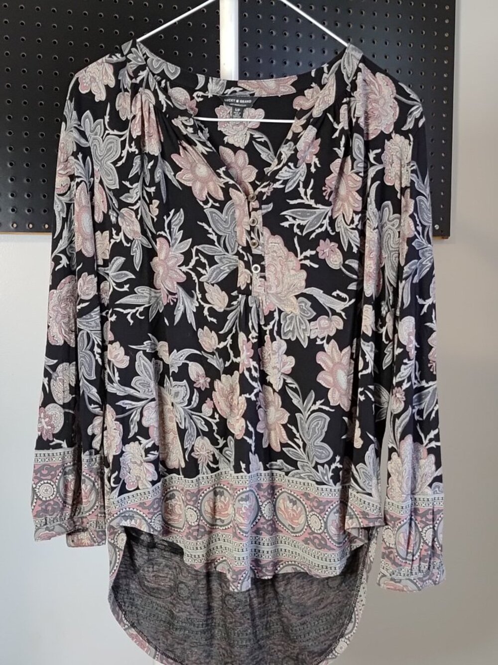 Lucky Brand long sleeve blouse floral size S smoke/pet free family soft material